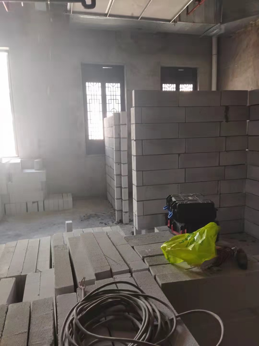 办公楼轻质砖隔墙现场图